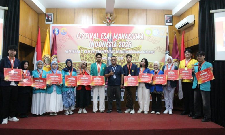 Foto bersama atlet Tapak Suci PIMDA 062 Semarang saat acara pelepasan kontingen untuk Muhammadiyah Games 2026 di depan Gedung Rektorat UNIMUS.