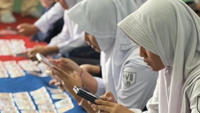 Siswa siswi SMP Negeri 5 Boyolali sedang mencoba aplikasi Informasi Makanan Bergizi (IMB) berbasis Augmented Reality pada smartphone.