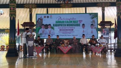 uasana acara pemberangkatan jemaah calon haji kloter 21 Kabupaten Wonosobo tahun 1447 H / 2026 M di dalam gedung pertemuan.
