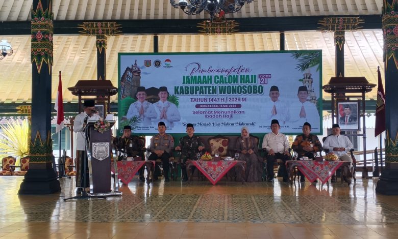 uasana acara pemberangkatan jemaah calon haji kloter 21 Kabupaten Wonosobo tahun 1447 H / 2026 M di dalam gedung pertemuan.