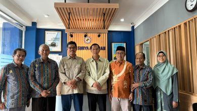 Rombongan BTM Taqwa Jambi berpose bersama pengurus BTM Surya Amanah saat kunjungan studi tiru di kantor pusat Temanggung.