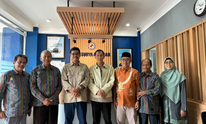 Rombongan BTM Taqwa Jambi berpose bersama pengurus BTM Surya Amanah saat kunjungan studi tiru di kantor pusat Temanggung.