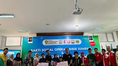 Penyerahan santunan bakti sosial operasi bibir sumbing secara simbolis di RS PKU Muhammadiyah Temanggung bersama pasien dan keluarga.