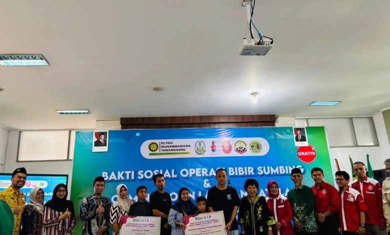 Penyerahan santunan bakti sosial operasi bibir sumbing secara simbolis di RS PKU Muhammadiyah Temanggung bersama pasien dan keluarga.