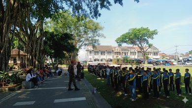 Siswa SMA Muhammadiyah 1 Temanggung mengikuti pembinaan karakter dan latihan PBB bersama personel KOKAM.
