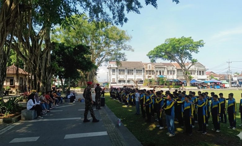 Siswa SMA Muhammadiyah 1 Temanggung mengikuti pembinaan karakter dan latihan PBB bersama personel KOKAM.