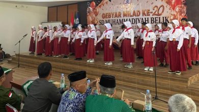 Penampilan paduan suara siswa berpakaian seragam merah putih dalam acara Gebyar Milad ke-20 SD Muhammadiyah Belik di Pemalang.