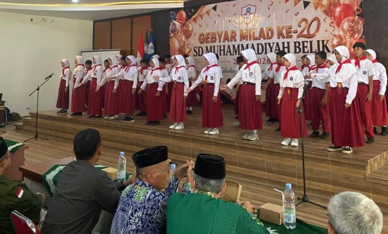 Penampilan paduan suara siswa berpakaian seragam merah putih dalam acara Gebyar Milad ke-20 SD Muhammadiyah Belik di Pemalang.