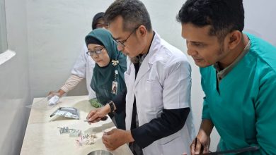 Tim peneliti FIK Universitas Muhammadiyah PKU Surakarta sedang menguji dan memeriksa sampel inovasi permen Mocca Candy untuk mempercepat penyembuhan luka sunat anak di laboratorium.