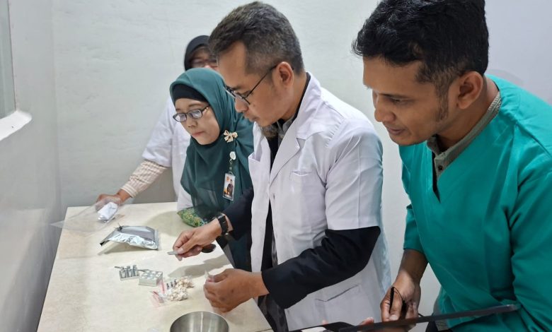 Tim peneliti FIK Universitas Muhammadiyah PKU Surakarta sedang menguji dan memeriksa sampel inovasi permen Mocca Candy untuk mempercepat penyembuhan luka sunat anak di laboratorium.