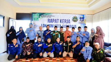 Peserta Rapat Kerja LDK PDM Kota Surabaya berfoto bersama dengan pose salam satu jari khas Muhammadiyah.