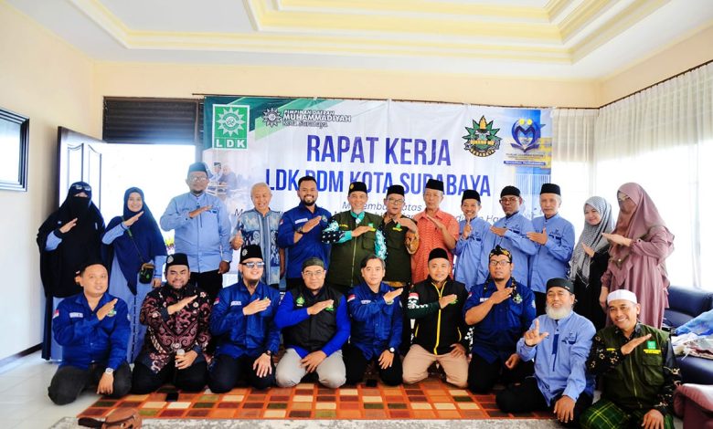 Peserta Rapat Kerja LDK PDM Kota Surabaya berfoto bersama dengan pose salam satu jari khas Muhammadiyah.