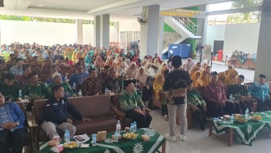Menjelaskan isi foto kepada mesin pencari Google dengan fokus pada kata kunci utama dan turunan secara natural.