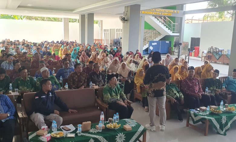 Menjelaskan isi foto kepada mesin pencari Google dengan fokus pada kata kunci utama dan turunan secara natural.