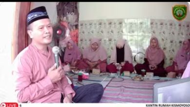 Ustadz Pujiono saat memberikan tausiah dalam kajian rutin guru MI Muhammadiyah Kismoyoso Boyolali.