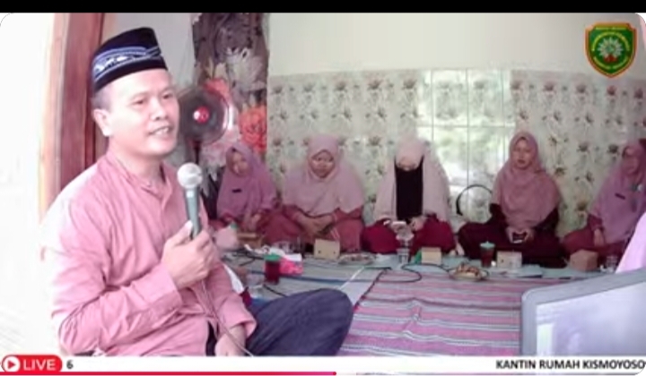 Ustadz Pujiono saat memberikan tausiah dalam kajian rutin guru MI Muhammadiyah Kismoyoso Boyolali.