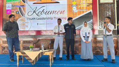 Dosen Universitas Muhammadiyah Gombong (UNIMUGO) saat menjadi narasumber utama memberikan materi kepemimpinan pemuda kepada pengurus Forum OSIS Kebumen di panggung Pendopo Kabumian.