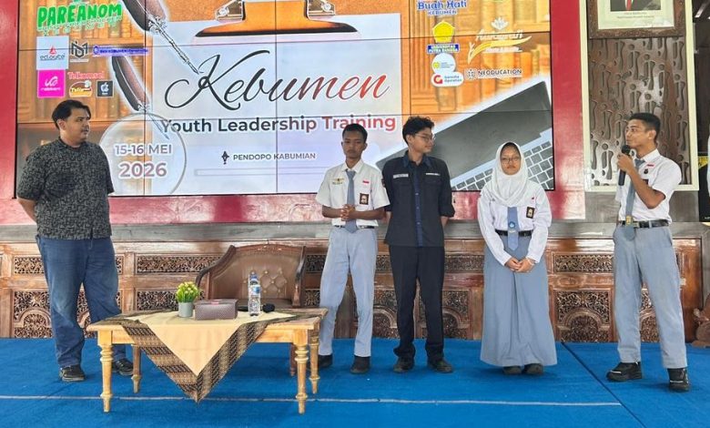 Dosen Universitas Muhammadiyah Gombong (UNIMUGO) saat menjadi narasumber utama memberikan materi kepemimpinan pemuda kepada pengurus Forum OSIS Kebumen di panggung Pendopo Kabumian.