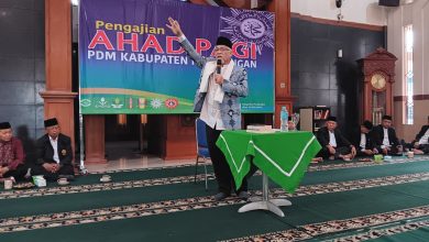 KH Taufik Hartono saat menyampaikan ceramah kajian subuh di hadapan jemaah masjid lingkungan Muhammadiyah.