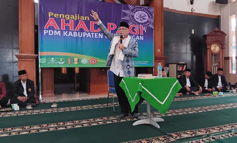 KH Taufik Hartono saat menyampaikan ceramah kajian subuh di hadapan jemaah masjid lingkungan Muhammadiyah.