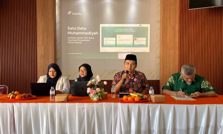 Narasumber menyampaikan materi bimbingan teknis ekosistem digital SatuMu di lingkungan PDM Karanganyar Muhammadiyah.