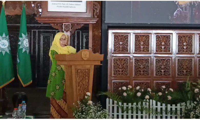 Ketua PWA Jawa Tengah Eny Winaryati saat memberikan sambutan pada puncak perayaan Milad Aisyiyah ke-109 di Pendopo Kabupaten Jepara