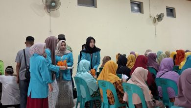 Mahasiswa Fakultas Hukum Universitas Muhammadiyah Surakarta saat membantu membagikan konsumsi di tengah jemaah pengajian rutin Aisyiyah Ranting Ngadirejo.