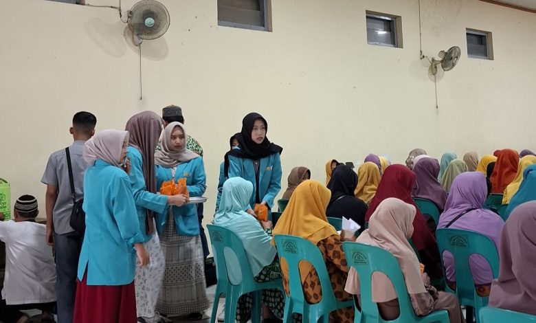 Mahasiswa Fakultas Hukum Universitas Muhammadiyah Surakarta saat membantu membagikan konsumsi di tengah jemaah pengajian rutin Aisyiyah Ranting Ngadirejo.