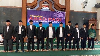 Jajaran pengurus LBH AP Muhammadiyah Kabupaten Pekalongan berdiri berjejer saat prosesi pelantikan di Masjid Raya Al Khuzaemah Kajen.