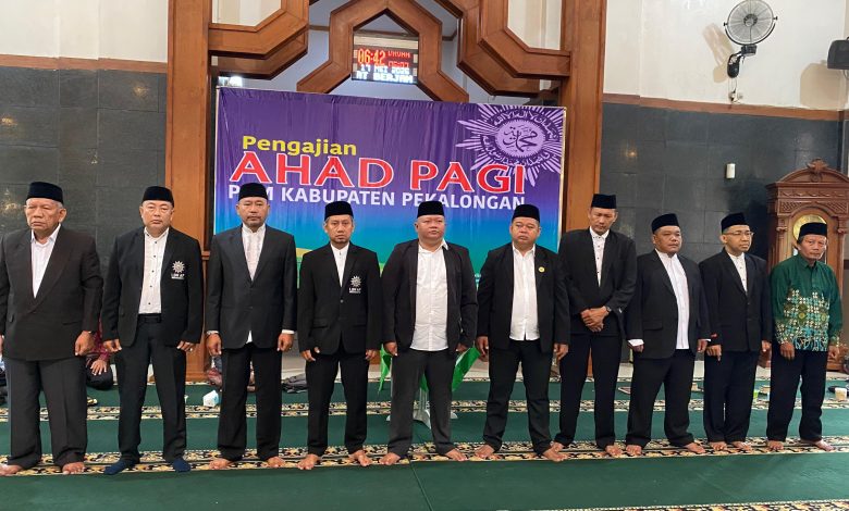 Jajaran pengurus LBH AP Muhammadiyah Kabupaten Pekalongan berdiri berjejer saat prosesi pelantikan di Masjid Raya Al Khuzaemah Kajen.
