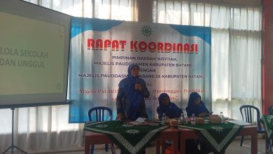 Ketua Majelis PAUDDASMEN PDA Batang Sri Untari memberikan sambutan dalam rapat koordinasi pengelolaan sekolah unggul di Subah.