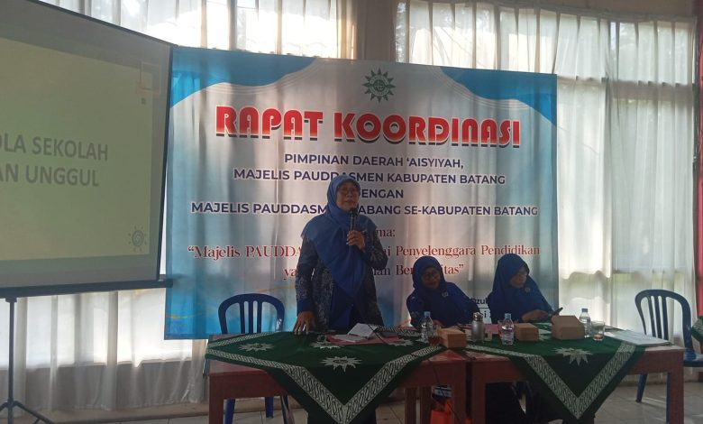 Ketua Majelis PAUDDASMEN PDA Batang Sri Untari memberikan sambutan dalam rapat koordinasi pengelolaan sekolah unggul di Subah.