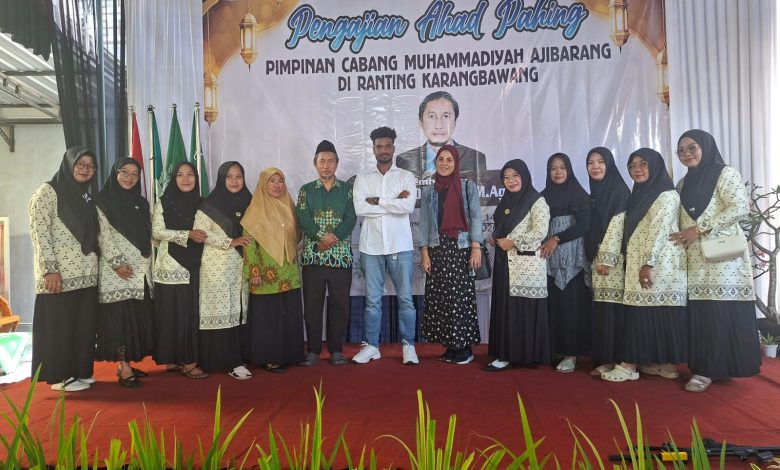 Mahasiswa internasional Universitas Muhammadiyah Purwokerto asal Palestina dan Sudan saat berfoto bersama dengan pengurus Muhammadiyah Ajibarang di Masjid At-Taqwa Karangbawang.