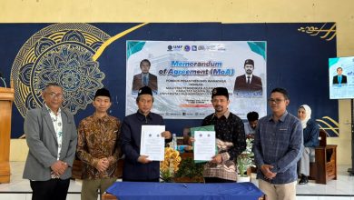 Jajaran panitia dan pimpinan berfoto bersama di atas panggung saat pembukaan turnamen 1st Muhammadiyah Games 2026 cabang olahraga tenis meja.