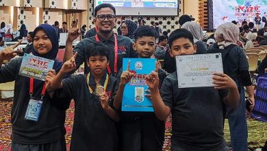 Tim Smart Robo SD UMP memegang sertifikat Gold Award dan medali kemenangan dalam ajang kompetisi robotik ASEAN IYRC 2026 di Jakarta.