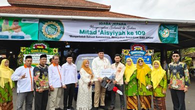 Jajaran panitia penyelenggara melakukan pose bersama saat pembukaan kompetensi tenis meja turnamen 1st Muhammadiyah Games 2026.