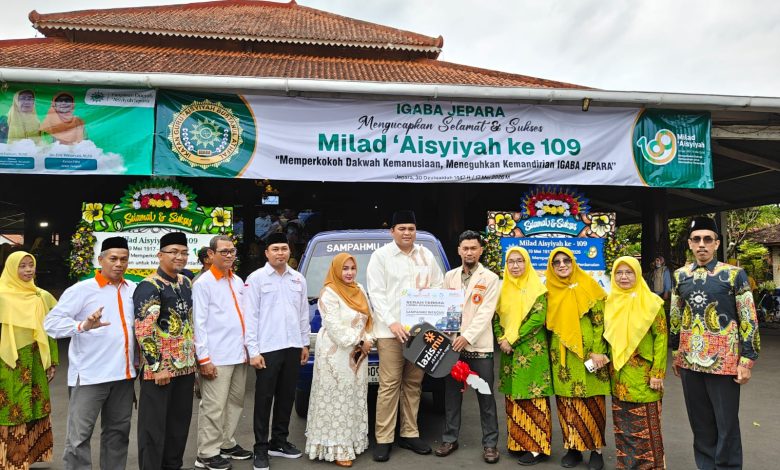 Jajaran panitia penyelenggara melakukan pose bersama saat pembukaan kompetensi tenis meja turnamen 1st Muhammadiyah Games 2026.