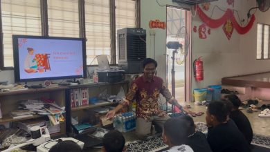 Mahasiswa KKN Internasional UMS memberikan edukasi budaya batik Indonesia kepada anak-anak di Sanggar Bimbingan Malaysia.