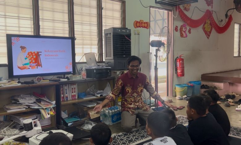 Mahasiswa KKN Internasional UMS memberikan edukasi budaya batik Indonesia kepada anak-anak di Sanggar Bimbingan Malaysia.