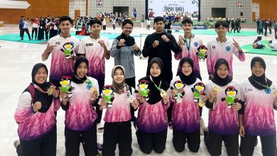 Kontingen atlet Tapak Suci Unimus berfoto bersama sambil menunjukkan medali mereka di ajang Muhammadiyah Games 2026.