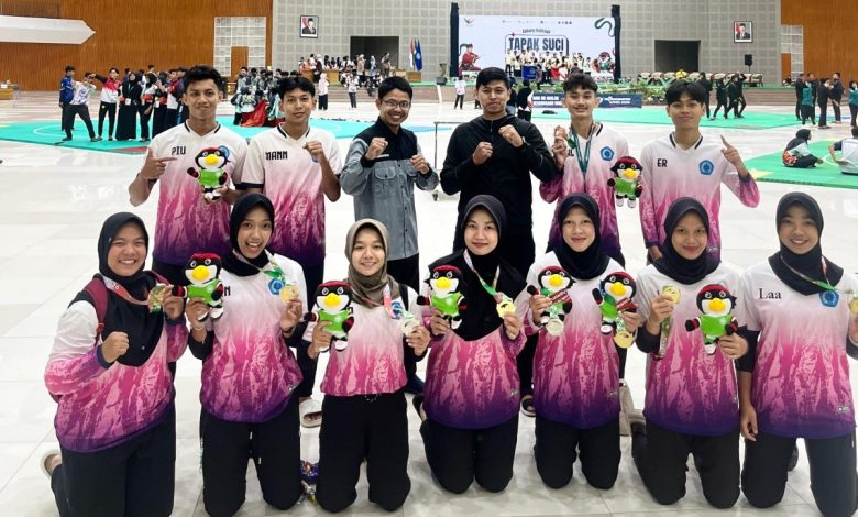 Kontingen atlet Tapak Suci Unimus berfoto bersama sambil menunjukkan medali mereka di ajang Muhammadiyah Games 2026.