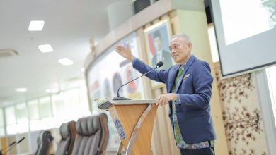 Rektor UMS Prof Dr Harun Joko Prayitno M Hum memberikan sambutan mengenai infrastruktur tahan bencana pada Seminar Nasional Teknik Sipil XV di Surakarta.