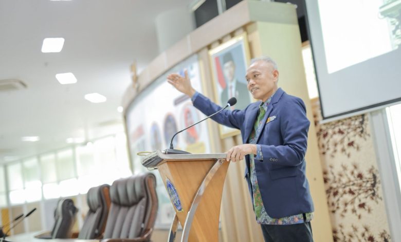 Rektor UMS Prof Dr Harun Joko Prayitno M Hum memberikan sambutan mengenai infrastruktur tahan bencana pada Seminar Nasional Teknik Sipil XV di Surakarta.
