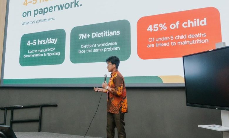 Saminur Fauzan lulusan UMS saat mempresentasikan startup NutriAI Pro di panggung Hult Prize 2026 Malaysia.