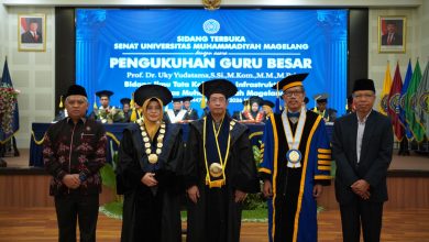 Kelima pejabat UNIMMA dan Muhammadiyah berfoto bersama di panggung setelah pengukuhan Prof. Dr. Uky Yudatama sebagai Guru Besar Tata Kelola TI. Latar belakang panggung menampilkan teks pengukuhan biru yang cerah.