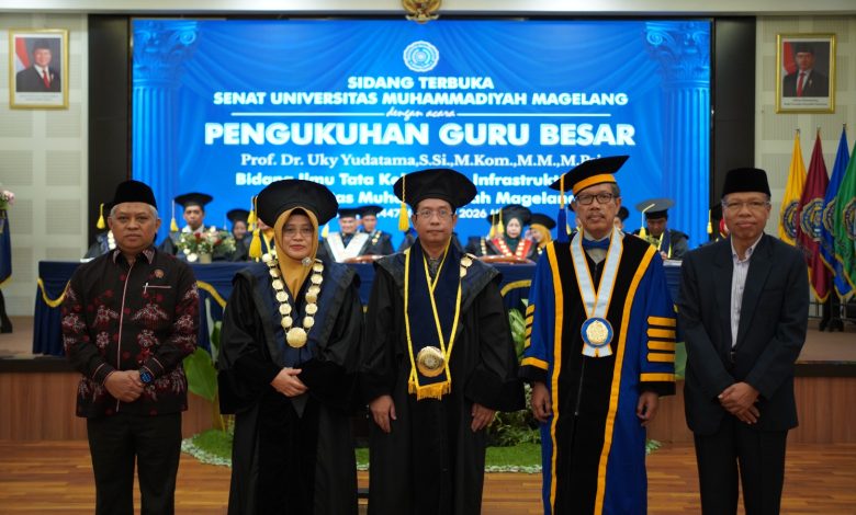Kelima pejabat UNIMMA dan Muhammadiyah berfoto bersama di panggung setelah pengukuhan Prof. Dr. Uky Yudatama sebagai Guru Besar Tata Kelola TI. Latar belakang panggung menampilkan teks pengukuhan biru yang cerah.