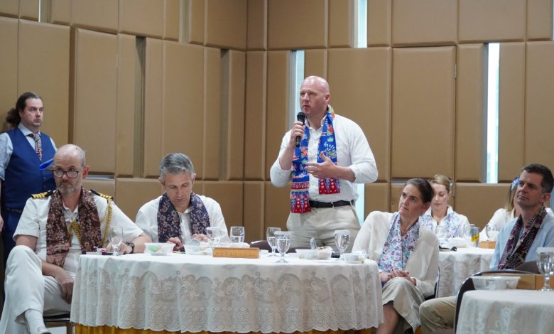 Anggota delegasi RCDS Inggris menyampaikan pertanyaan dalam forum strategis dengan Muhammadiyah di Jakarta.