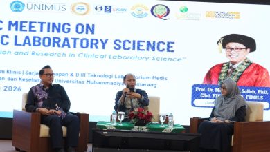 Pembicara dan moderator dalam sesi diskusi Scientific Meeting Teknologi Laboratorium Medis Unimus di atas panggung.