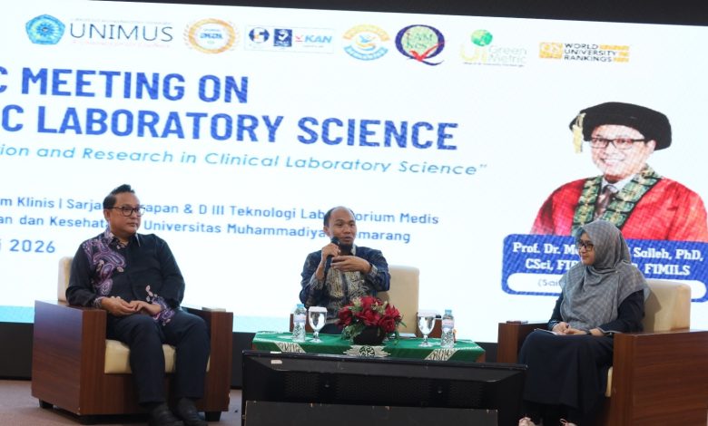 Pembicara dan moderator dalam sesi diskusi Scientific Meeting Teknologi Laboratorium Medis Unimus di atas panggung.