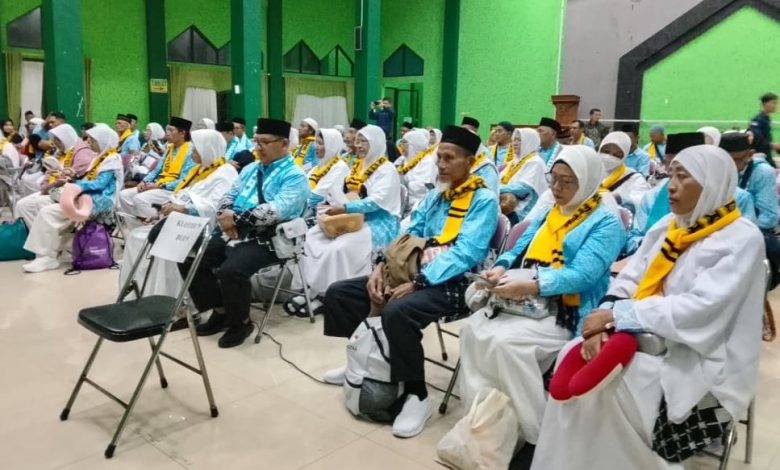 Suasana jamaah haji Cilacap dari KBIHU Al Mabrur saat mengikuti prosesi pelepasan keberangkatan haji 2026 di dalam gedung dengan seragam bernuansa biru dan putih.